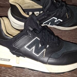New Balance Black and White Sneakers with Cushioned Midsole and Signature Logo